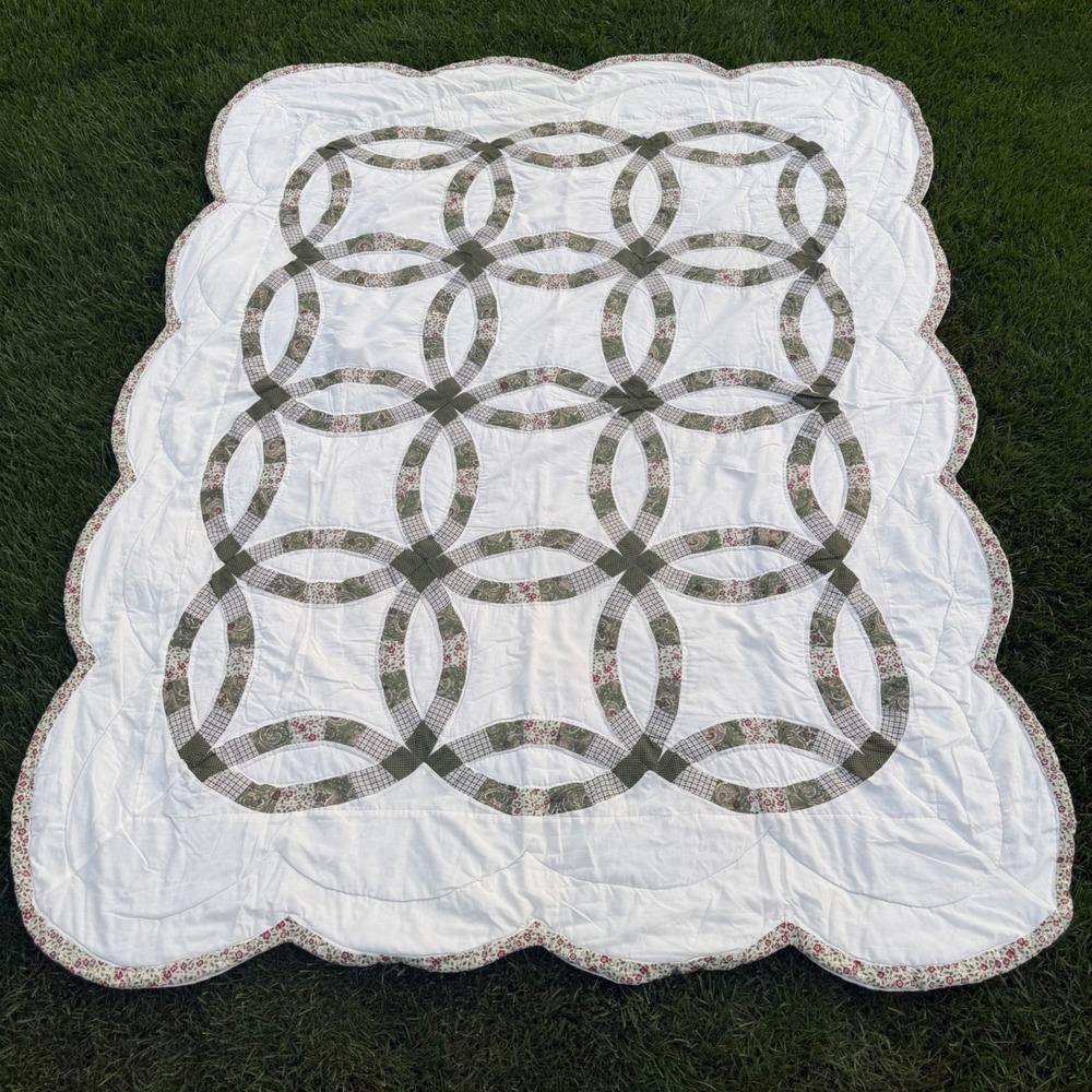 Vintage Style Double Wedding Ring Quilt Scalloped Edge Green Floral White 84x65